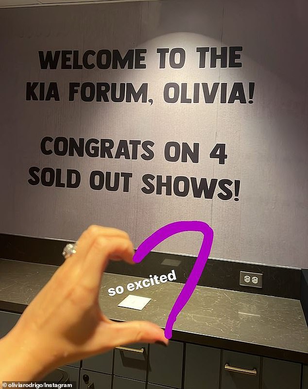 Prior to hitting the stage, Olivia took to her Instagram Story to share a sweet message the Kia Forum left for her on one of the walls of the indoor arena