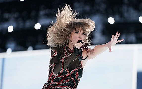 MUNICH, GERMANY - JULY 27: EDITORIAL USE ONLY. NO BOOK COVERS. Taylor Swift performs onstage during "Taylor Swift | The Eras Tour" at Olympiastadion on July 27, 2024 in Munich, Germany. (Photo by Thomas Niedermueller/TAS24/Getty Images  for TAS Rights Management )