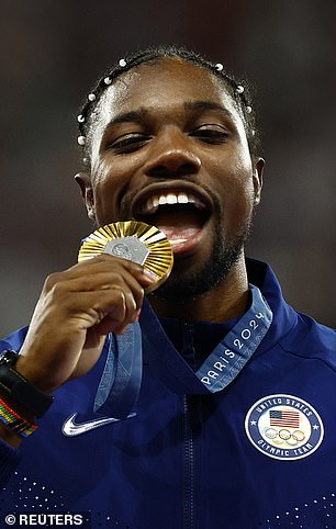 Noah Lyles celebrates his 100m gold medal