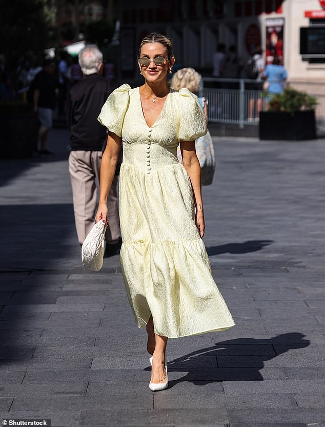 To style out the whole look, Ashley went with a small white handbag and matched her shoes with it to complement her whole ensemble