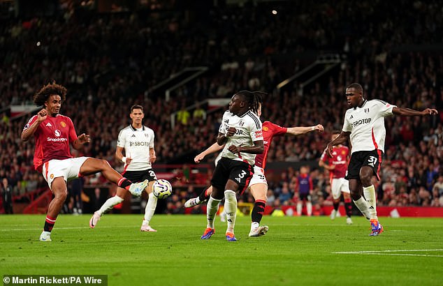 New signing Joshua Zirkzee scored the only goal as Man United struck late to beat Fulham