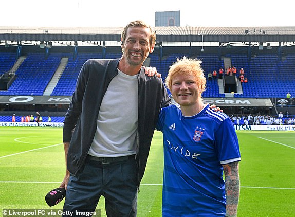 IPSWICH, ENGLAND - AUGUST 17: (THE SUN OUT, THE SUN ON SUNDAY OUT)  Ex Liverpool player Peter Crouch interviews Ed Sheeran before the Premier League match between Ipswich Town FC and Liverpool FC at Portman Road on August 17, 2024 in Ipswich, England. (Photo by John Powell/Liverpool FC via Getty Images)