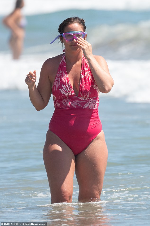 At one point, the actress donned a pair of goggles while splashing around with her girls