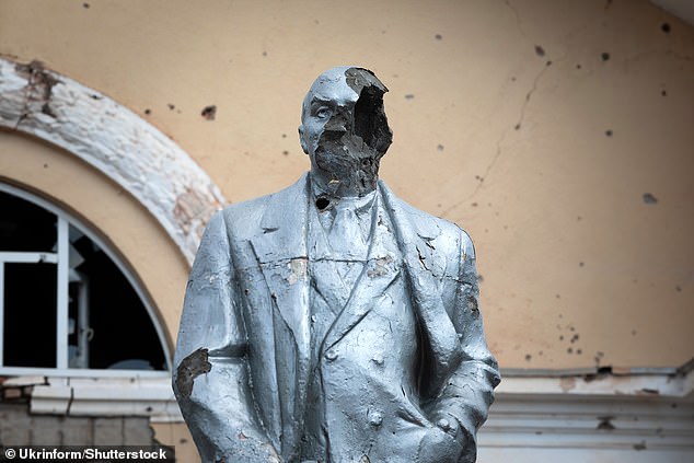 A statue of Vladimir Lenin was heavily damaged during gun battles between Ukrainian and Russian troops in Sudzha