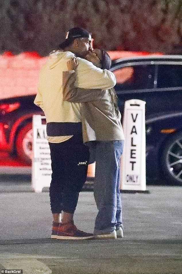 Mauricio also gave Farrah a sweet hug outside the restaurant, where they appeared to be saying their goodbyes