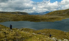 Walkers by Lochan a' Chnapaich in Gleann na Sguaib, Inverlael Forest, east of Ullapool, Highland Region, Scotland,