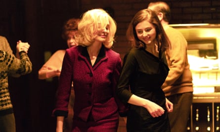 Anne Hathaway and Thomasin McKenzie in Eileen.