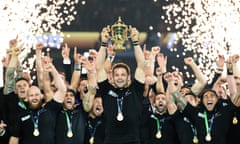 RNew Zealand captain Richie McCaw lifts the Webb Ellis trophy after beating Australia at Twickenham