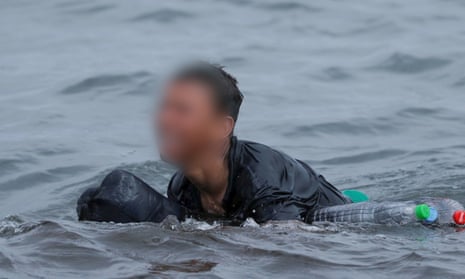 Migrant boy swims to beach in Spain's Ceuta with plastic bottles to stay afloat – video 