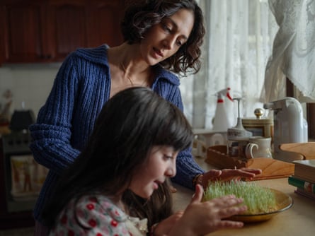 Zar Amir Ebrahimi and Selina Zahednia as Shayda and Mona.