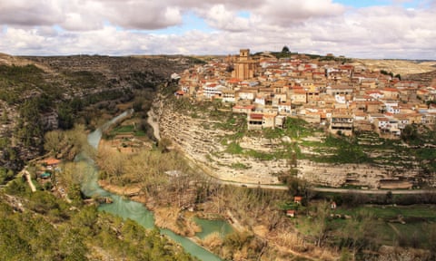 The village of Jorquera on a bend in the Júcar river.