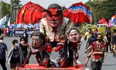 Protesters with and efigy of President Rodrigo Duterte