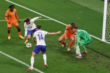 Adrien Rabiot and Antoine Griezmann mess up a chance.