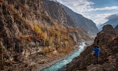 Man photographing the Hunza valley, Gilgit-Baltistan, Pakistan<br>T34JDF Man photographing the Hunza valley, Gilgit-Baltistan, Pakistan