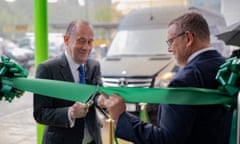 Lord Callanan (lecuts a green ribbon to open Ideal Heating’s new training centre