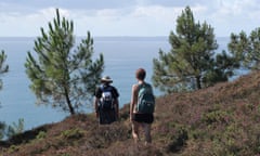 A couple doing a ballad, GR34 coastal path, Bay Morgat Crozon Peninsula (Finistere, Brittany, France).<br>C5XDXY A couple doing a ballad, GR34 coastal path, Bay Morgat Crozon Peninsula (Finistere, Brittany, France).