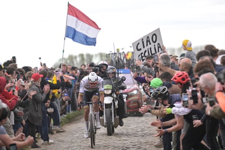 Mathieu van der Poel powers clear on the cobblestones