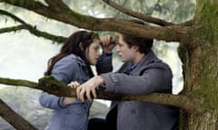 Twilight characters Bella Swan and Edward Cullen entwined in a tree