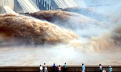 CHINA XIAOLANGDI DAM FLOOD DISCHARGE<br>Tourists watch floodwaters gushing out of the Xiaolandi Dam during a flood-discharge and sand-washing operation of the Yellow River in Jiyuan city, central Chinas Henan province, 18 August 2010. The operation started on August 11 was to ensure the flood control in the lower reaches of the Yellow River as many tributaries of the river are flooded due to the heavy rains these days. The discharge process is expected to last for one week.
 Event Date: 18-08-2010 Press Association Images