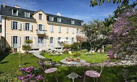 Le Pigeonnier garden and tables, France.