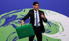 COP26 in Glasgow<br>Britain's Chancellor of the Exchequer Rishi Sunak holds a green budget box during the UN Climate Change Conference (COP26) in Glasgow, Scotland, Britain, November 3, 2021. REUTERS/Phil Noble