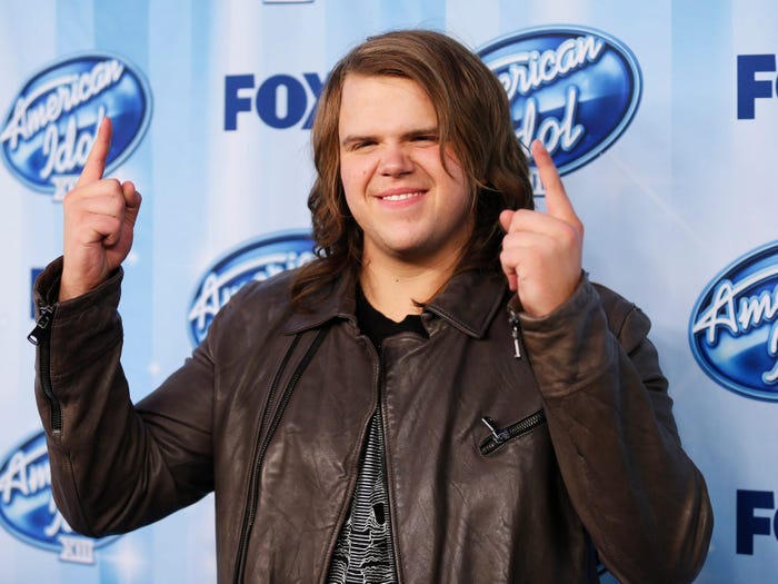 caleb johnson posing on the american idol red carpet