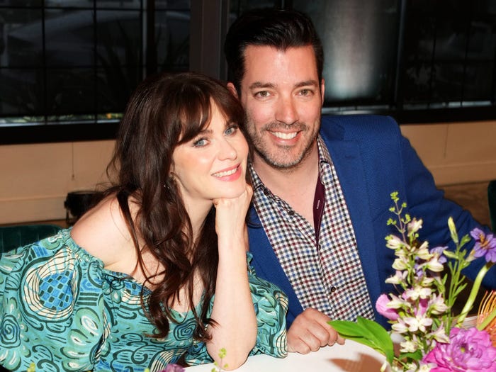 Zooey Deschanel  and Jonathan Scott at the Max Original 'What Am I Eating?' With Zooey Deschanel Premiere Dinner at Casita Hollywood on May 22, 2023 in Los Angeles.