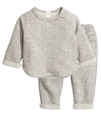 Light gray melange. BABY EXCLUSIVE. Sweatshirt and pants in melange sweatshirt fabric. Sweatshirt with long raglan sleeves with sewn cuffs, buttons at back