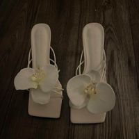 White and yellow handmade orchid flower sandal heels 🌷🌸 Made to order 🪡 All flowers are attached with a ribbon and glue for secure attachment to the shoe 🌺 Available shoe size is EU 35 - 40 💌 (Please order the correct shoe size, if your shoe size is not listed please message me and I can offer you another shoe style) The heel is - 2.8 inches 💓 Delivery time information: Please allow up to 14 days for your item to be made and posted 💌 Postage costs : UK - £4.89 Royal Mail Tracked & Signed