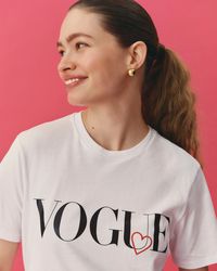 T-shirt VOGUE bianca con logo e cuore | Collezione Love Edition – VOGUE Collection Italia