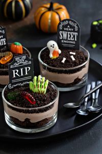 Brownie Dirt Pudding cups are a delicious Halloween dessert! Simple to make and spooktacular to eat!