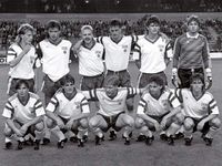 Alemanha Oriental, em sua última partida, contra a Bélgica, em 1990. Em pé: Schwanke, Rössler, Schössler, Wagenhaus, Peschke e Schmidt. Agachados: Stübner, Bonan, Sammer, Scholz e Wosz.