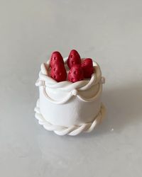 polymer clay art, clay cake, strawberry cake, cute clay art, clay crations, diy, kawaii, aesthetic, polymer clay ideas, handmade, aesthetic ideas, polymer clay figures, desk accessories