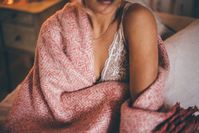 COMING BACK FROM SEDUCTION MISSION AND ELAENA IS WRAPPED UP IN A BLANKET //pinterest: pandeamonium ❁ =