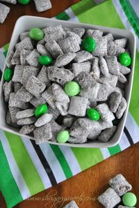 Thin Mint Puppy chow: this recipe for puppy chow tastes like the popular Thin Mint Cookies #girlscoutcookies #thinmints www.shugarysweets.com