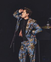 Dandyism. Harry Styles wearing a Gucci suit during his performance in Nashville, 2017.