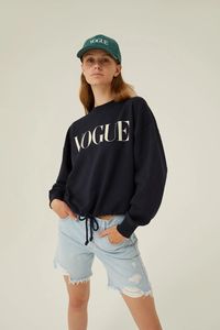 Felpa cropped VOGUE blu con logo bianco | Collezione Retro Sports – VOGUE Collection Italia