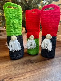 This handmade wine bottle holder is the perfect holiday gift bag or way to transport your favorite red or white wine to the holiday party!  Bag is hand crocheted and holds a standard bottle of wine (750ml).