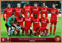 O surpreendente Twente, campeão holandês de 2010. Em pé: Perez, Carney, Douglas, Wisgerhof, Ruiz e Stam. Agachados: Mihaylov, N'Kufo, Brama, Tioté e Stoch