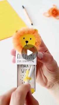 Samuela Heil on Instagram: "Hier habe ich eine kleine, aber löwenstarke Einladung zum Kindergeburtstag 💛🦁💛 - oder aber zur Einschulung, als Mutmacher und vieles mehr 🥰 Die Löwenmähne besteht aus Wolle, ansonsten braucht ihr nur Blanko-Streichholzschachteln, nen Fineliner und gelbes Tonpapier 💡 In die Schachtel steckt ihr einfach noch eine Papierrolle mit den genaueren Infos 💛 Ich habe dazu eine Druckvorlage für kleine und große Streichholzschachteln, die verlinke ich euch in der Story und im Highlight "Einladungen" 🥰 #einladungskarten #kindergeburtstag #kidsbirthday #kidscrafts #einladungskarten #diyblogger #diykarte #bastelnmitkindern"