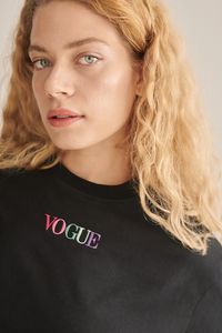 T-shirt corta VOGUE nera con logo colorato | Collezione Spring – VOGUE Collection Italia