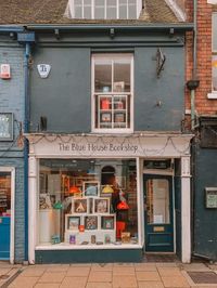 Book lovers simply must visit these York bookshops when exploring the city. The Medieval town of York may not be known for its bookshops but with over 15 in the city centre there are plenty of bookshops in York to explore! #whatshotblog #york #visitengland #england #uk #uktravel #traveltips #literarytravel #bookworms #booklovers #bookblogger #bookshops