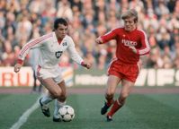 Felix Magath e o dinamarquês Soren Lerby disputam jogada durante jogo entre Hamburgo e Bayern de Munique, em 1983.  Foto: Getty Images