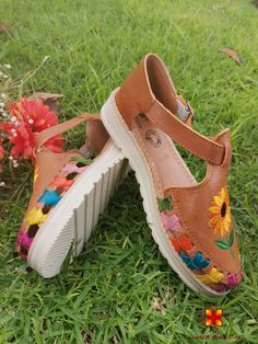 To be on trend with these sandals handmade embroidered, these shoes look amazing and are comfortable. Great to wear with everything, jeans, skirts, shorts. -We do not handle intermediate sizes, if you use 7.5 order a 7. If you are a 7, order a 7. - Similar styles, check the following link: https://www.etsy.com/mx/listing/838528815/ https://www.etsy.com/mx/listing/838537413/ In the unlikely evento that your item is faulty in any way, a full refund Will be given including shipping costs once the i Pink Leather Shoes, Mexican Shoes, Mexican Boho, Flower Shoes, Jeans Skirts, Mexican Style, Rainbow Color, Sole Shoes, Leather Shoes Woman