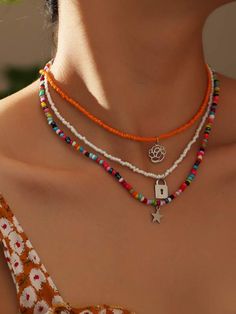 Outfits With Beaded Jewelry, Necklace With Beads Ideas, Beaded Jewelry With Charms, Cute Handmade Necklaces, Necklaces Aesthetic Beads, Diy Beads Necklace, Trendy Necklaces Beads, Necklace Beads Ideas, Beaded Necklaces Ideas