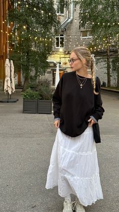 Maxi Skirts Summer Outfits, Long Skirts Modest Outfits, Rainy Cute Outfits, White Skirt Black Top Outfit, Paper Bag Skirt Outfit, Maxi Skirts Outfit, Black Mini Skirt Outfits, Modest Club Outfits, White Long Skirt Outfit