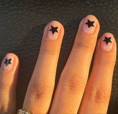 Star Nails Short Gel, Han Star Nails, Medium Length Star Nails, Black Nail Stars, Short Nails With Star Design, Gel Nails Star Design, Star Nails For Men, How To Paint Star On Nail, Star Nails Short Y2k