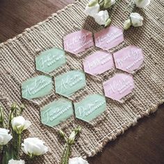 48465606213825|48465606246593 Place Cards Wedding Diy, Diy Place Cards, Diy Calligraphy, Boda Diy, Modern Wedding Decor, Diy Letters, Seating Cards, Wedding Name, Acrylic Sign