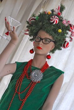 Funny Christmas Dress Up Ideas, Crazy Christmas Hat Diy Ideas, Crazy Christmas Hats Ideas, Xmas Dress Up Ideas, Diy Christmas Hat Funny, Ugly Christmas Hat Ideas, Crazy Christmas Hat, Christmas Party Costume Ideas, Christmas Costume Ideas