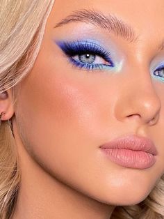 blue eyeshadow with nude lips Makeup 2024 Trends, How To Make Blue Eyes Pop, Makeup Trends 2024, 2024 Makeup Trends, Neon Eyeshadow Looks, Light Blue Makeup Looks, Neon Eye Makeup, Patriotic Makeup, Light Blue Makeup